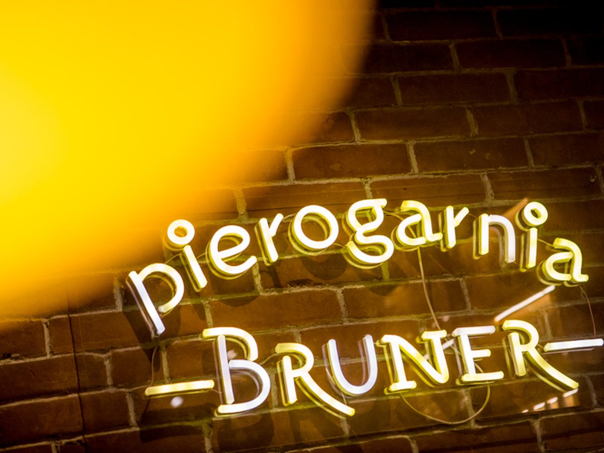 Neon Pierogarnia Bruner na cegle